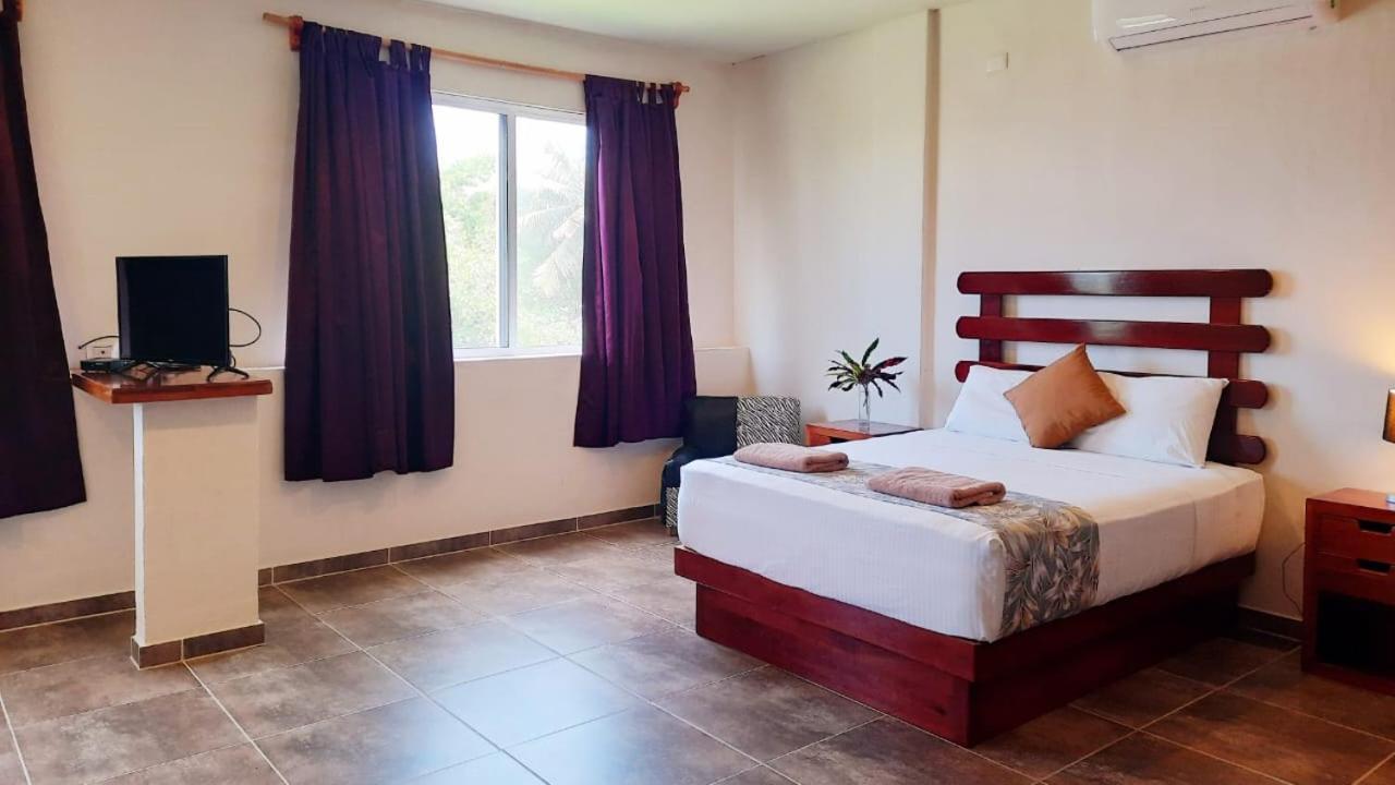 Porto Coral Hotel & Suites Chetumal Bagian luar foto